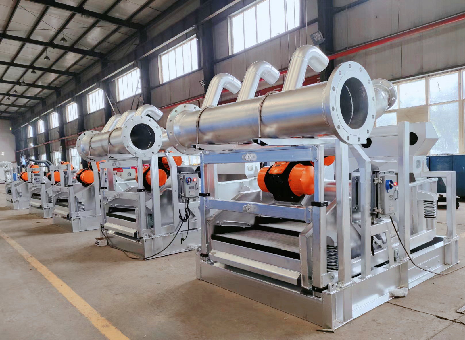 雙軌跡振動篩：固控設(shè)備的“凈化先鋒”，為鉆井泥漿高效分離保駕護航